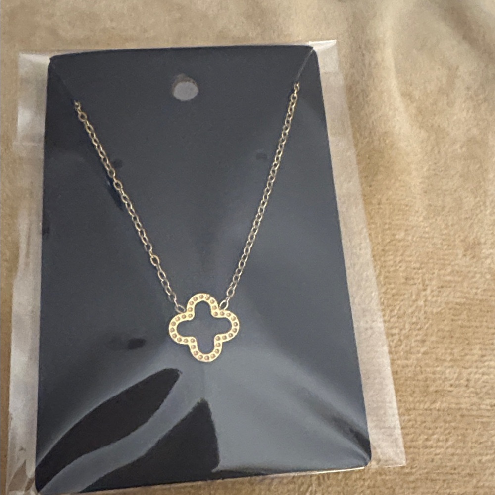 Elegant Gold Pendant Necklace Set - Clover (select 1) - Picture 4 of 8